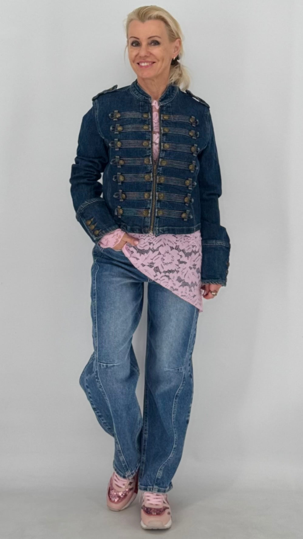 Jacke mit Reißverschluss und Knopfdetails mit Schlaufen