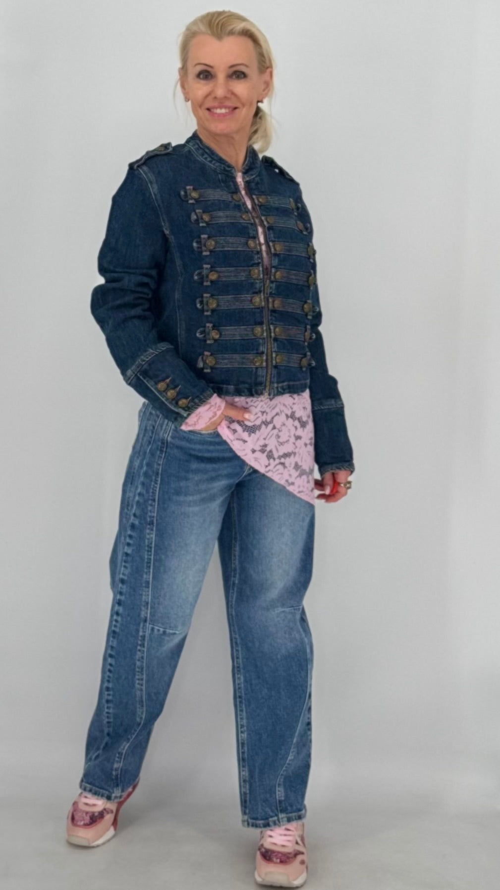 Jacke mit Reißverschluss und Knopfdetails mit Schlaufen