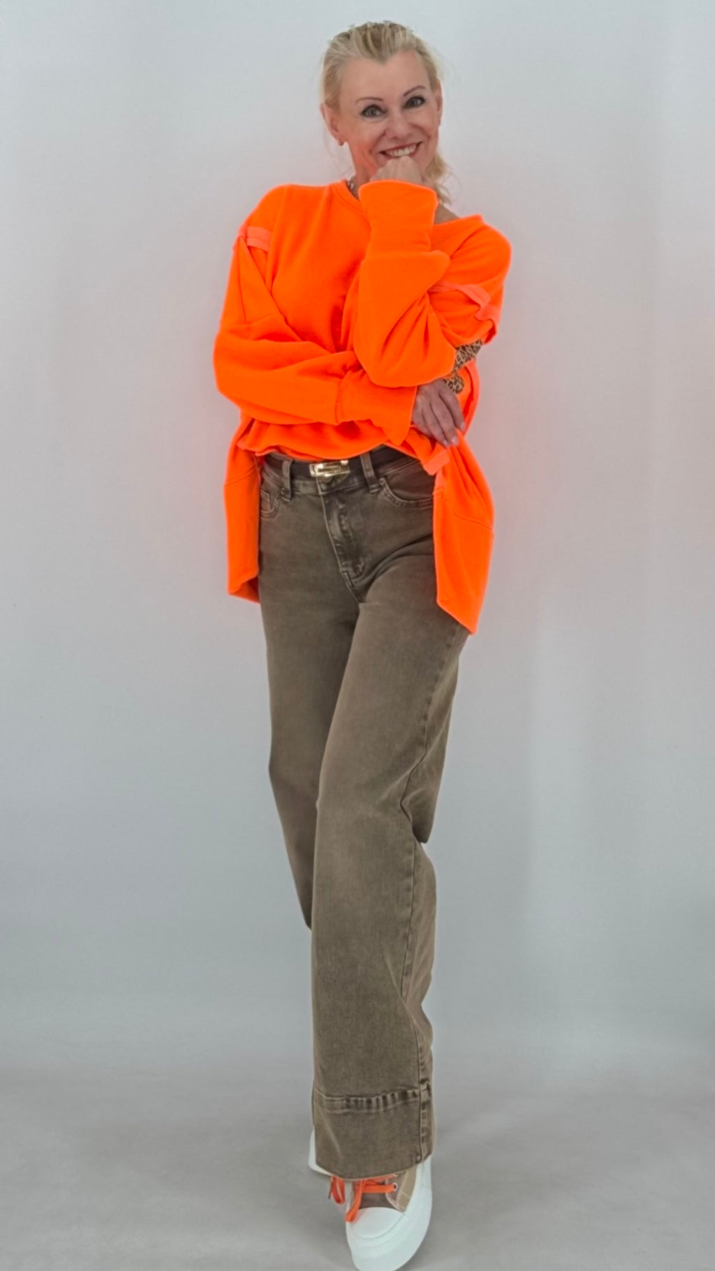 Oversize Sweatshirt Neon-Orange mit Leo-Print "SELF"