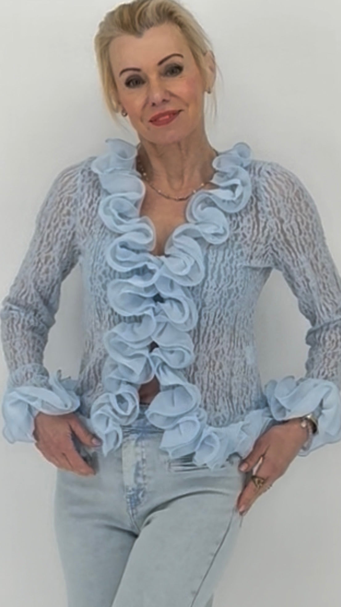 Bluse mit  Rüschen, in Babyblau, Rosa