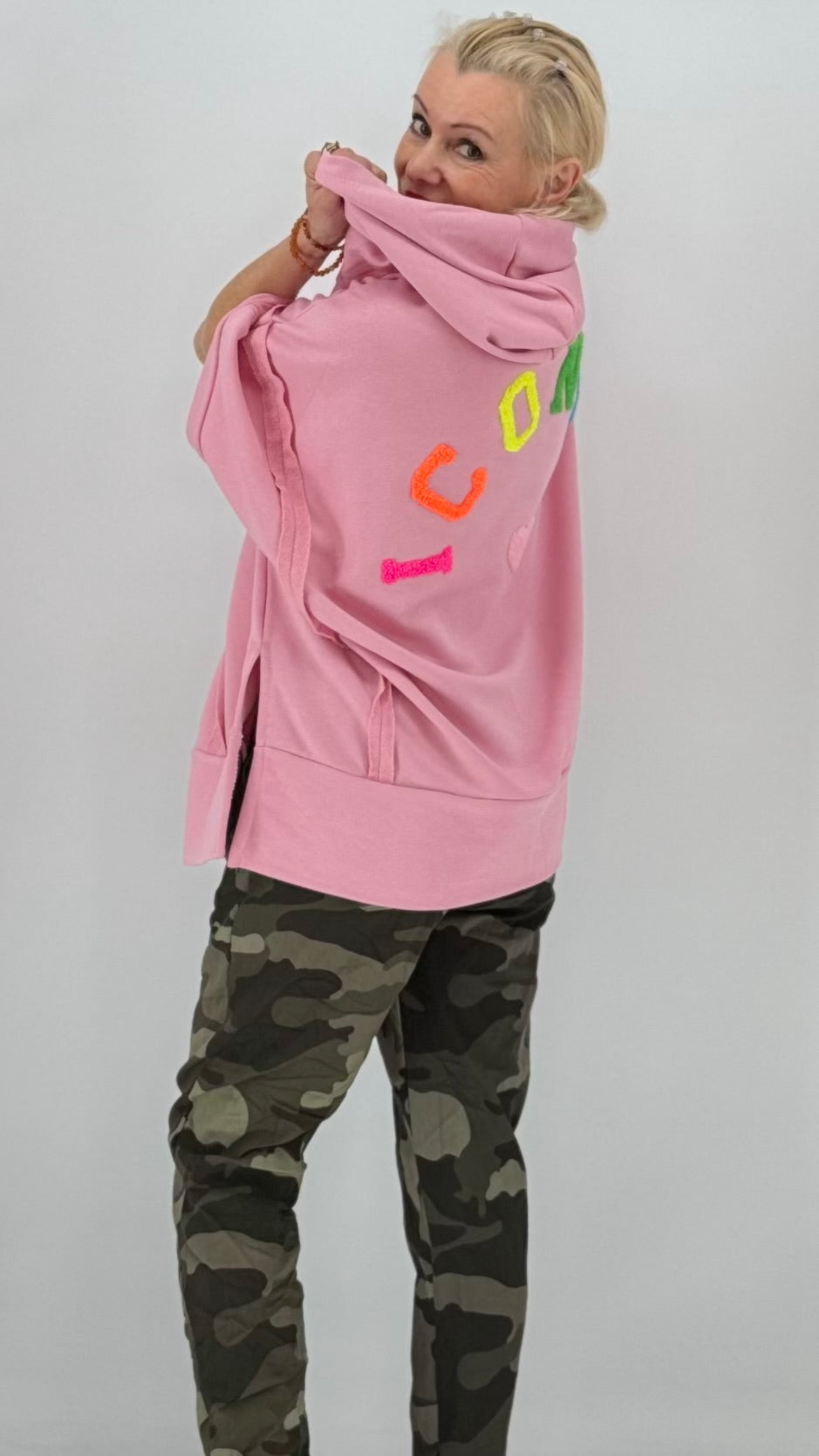 Hoodie "ICONIC"in Orange, Pink und Rose