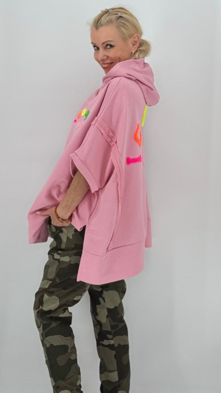Hoodie "ICONIC"in Orange, Pink und Rose