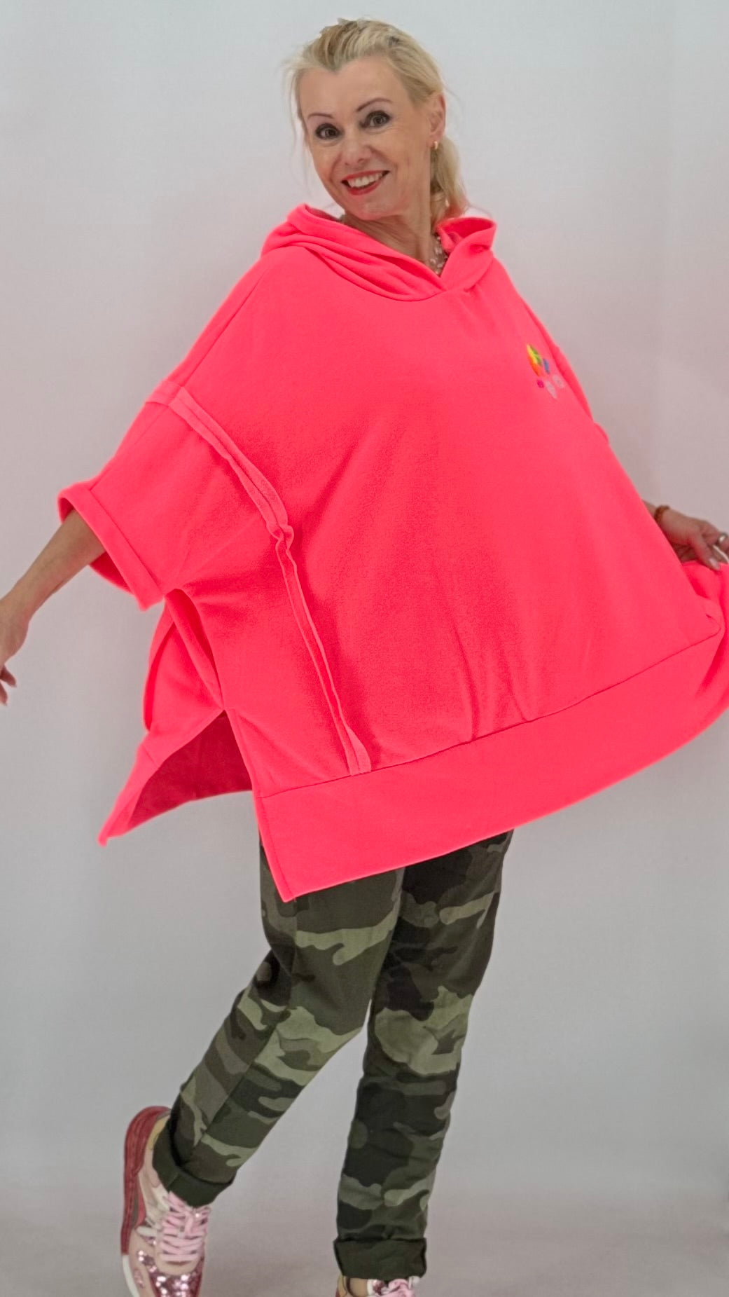 Hoodie "ICONIC"in Orange, Pink und Rose