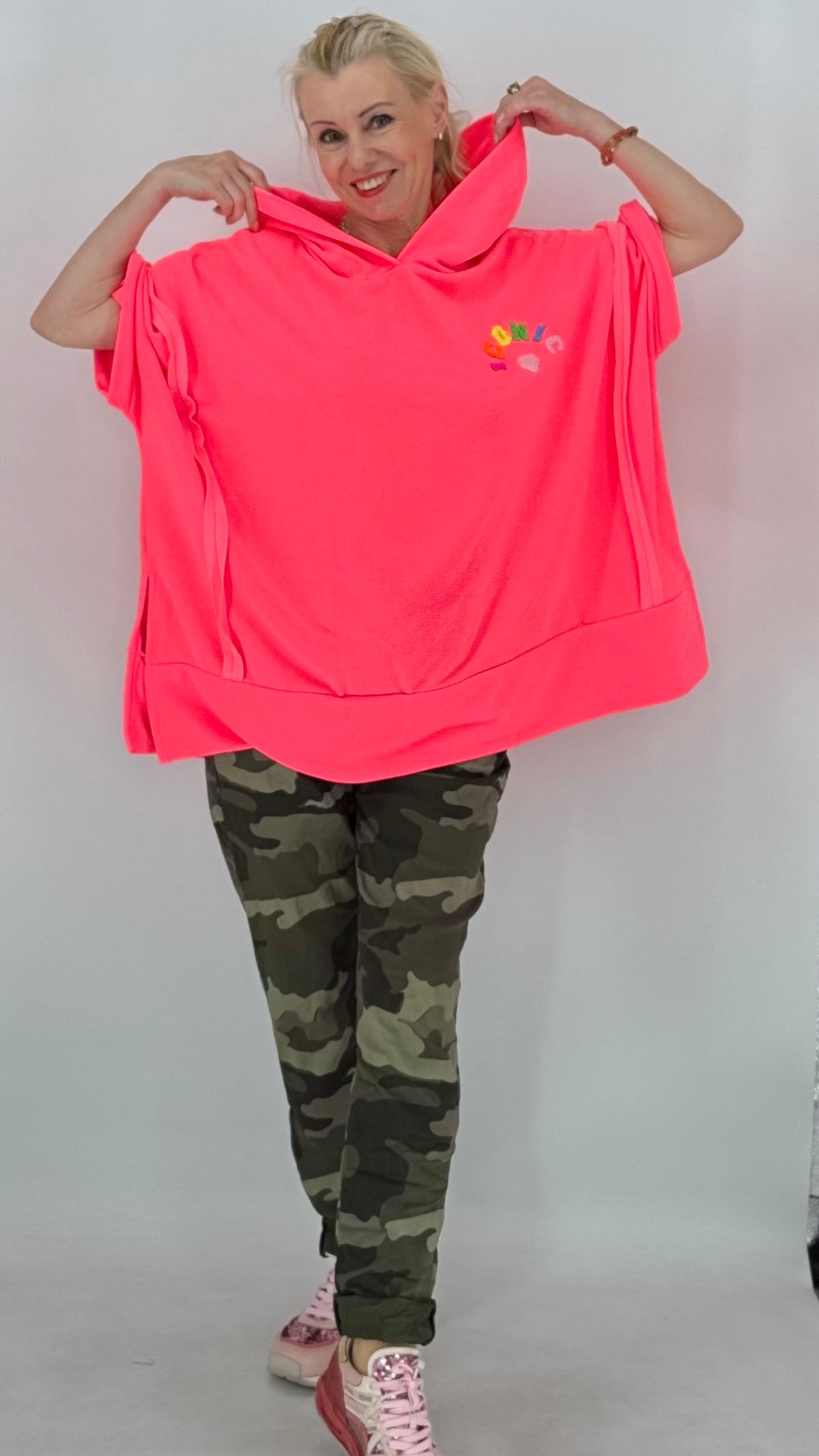 Hoodie "ICONIC"in Orange, Pink und Rose