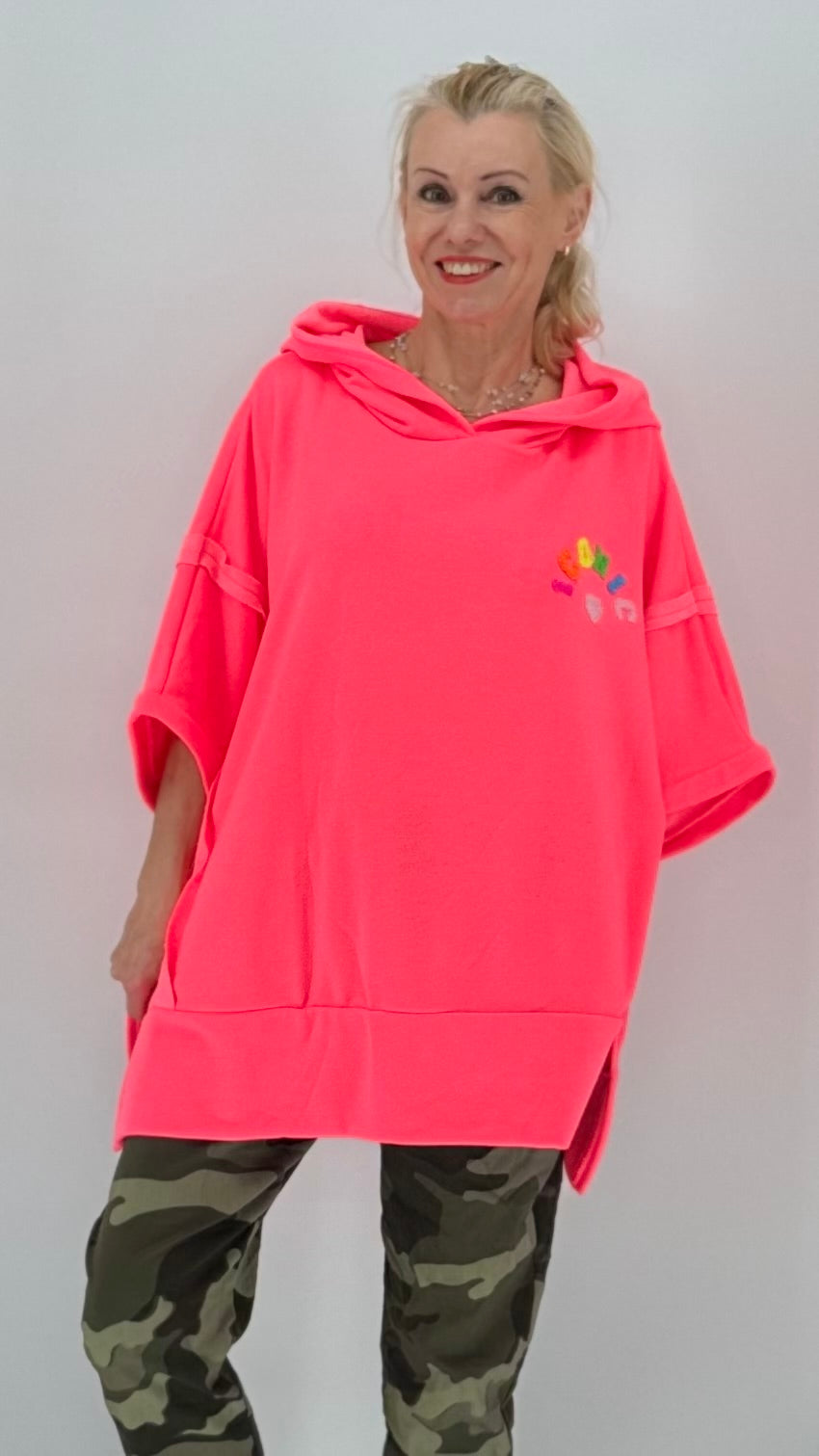 Hoodie "ICONIC"in Orange, Pink und Rose