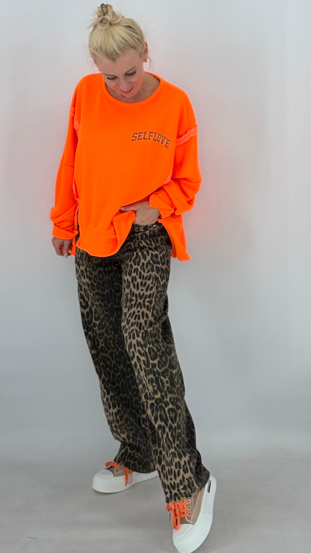 Oversize Sweatshirt Neon-Orange mit Leo-Print "SELF"