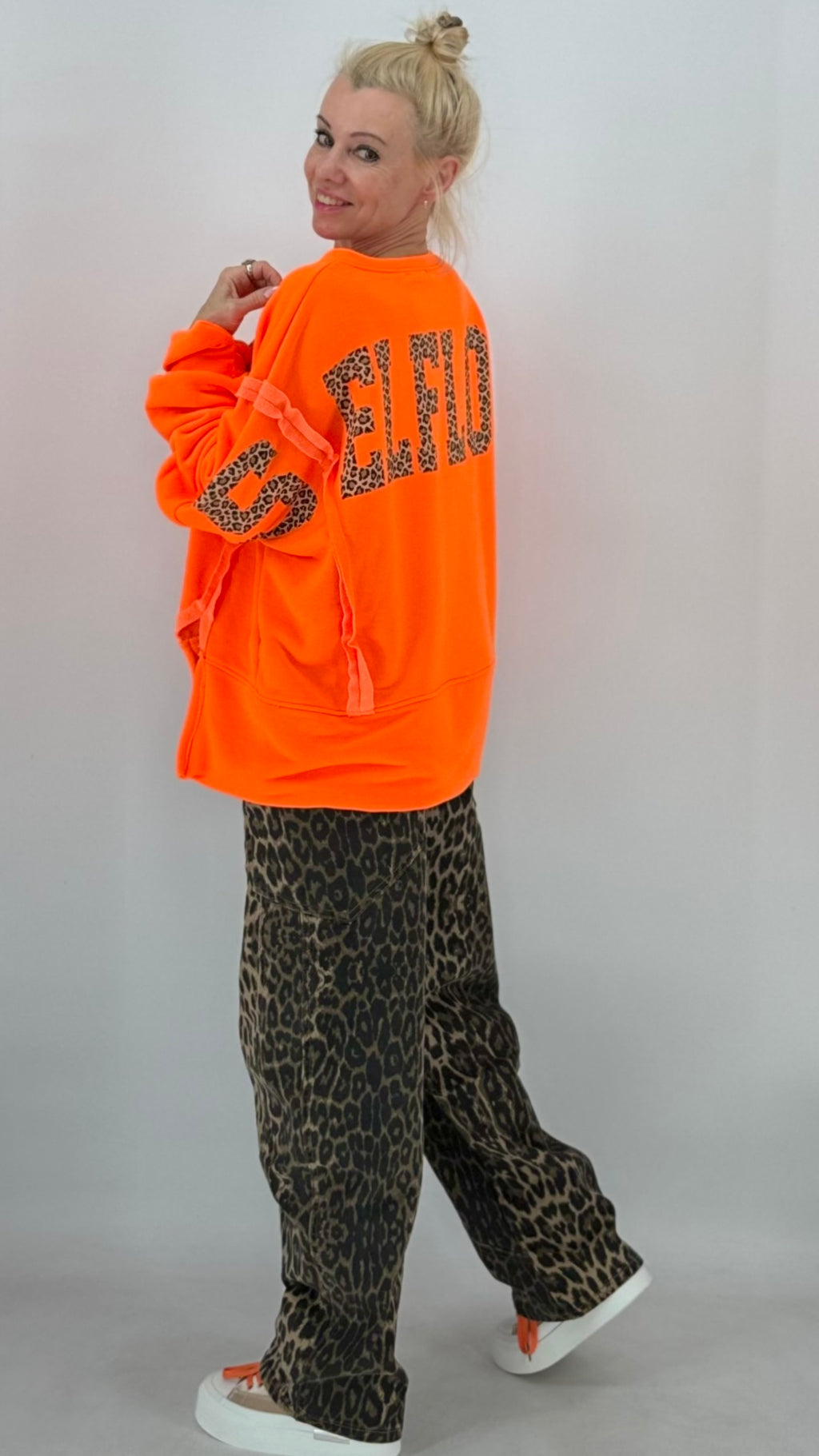 Oversize Sweatshirt Neon-Orange mit Leo-Print "SELF"