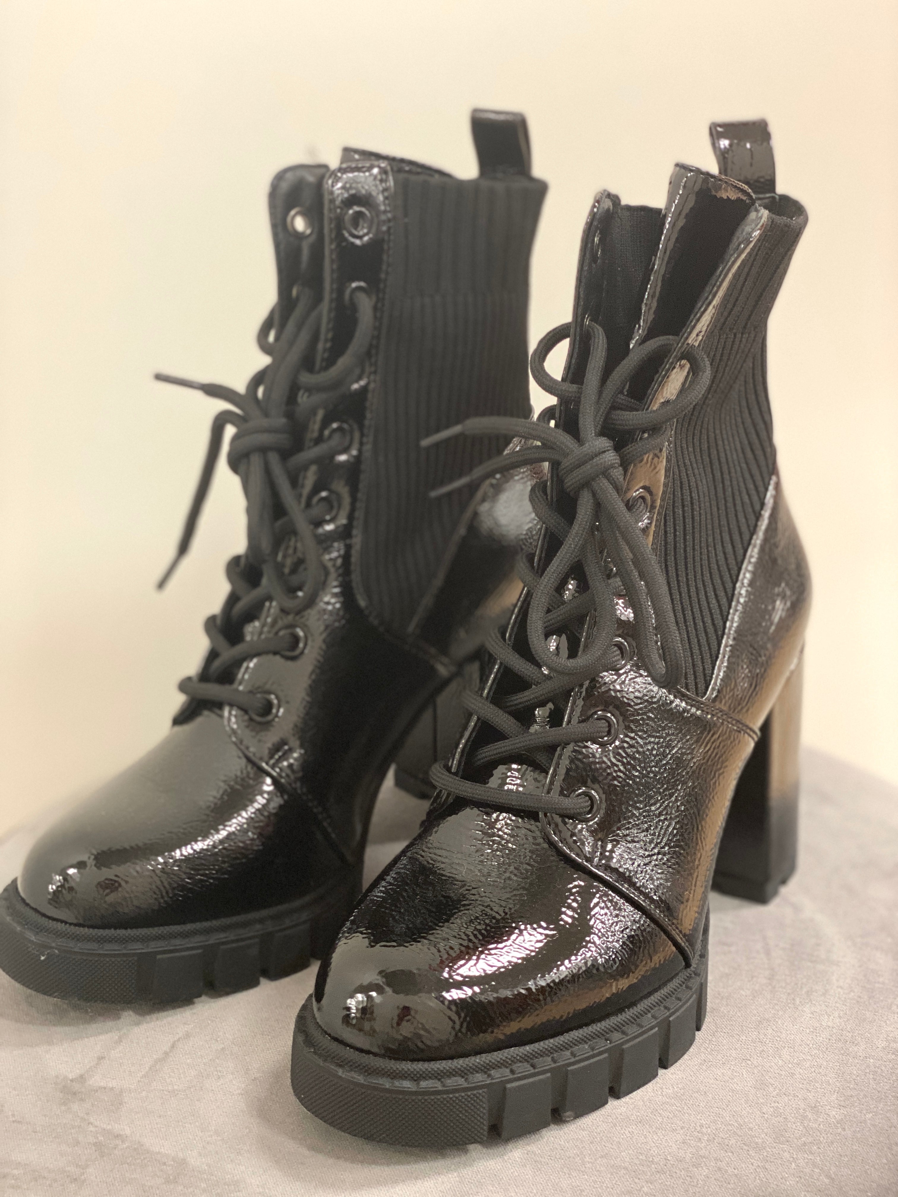 Boots Lack in schwarz mit Absatz