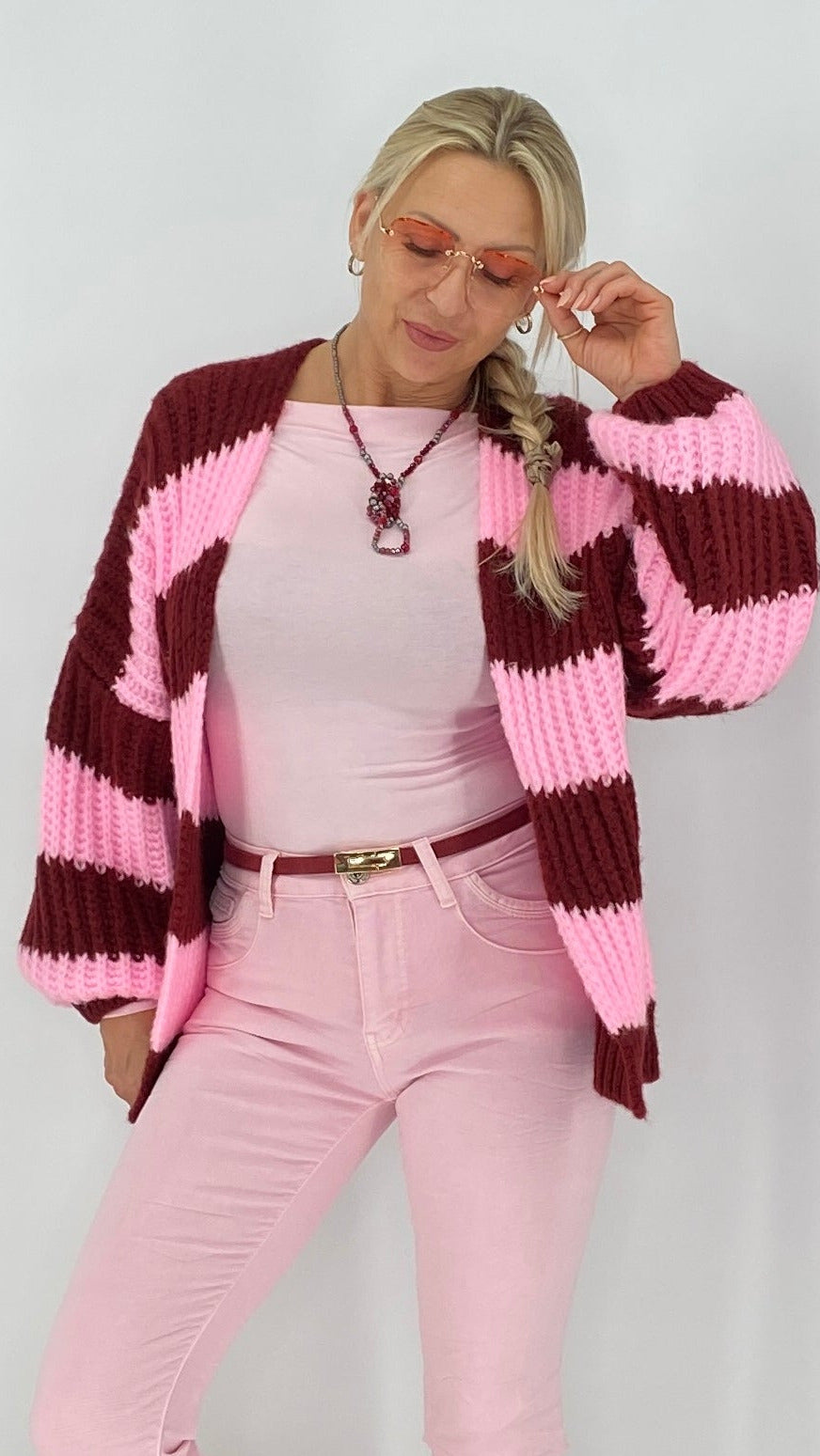 Strickjacke in Gestreift, rosa/bordo