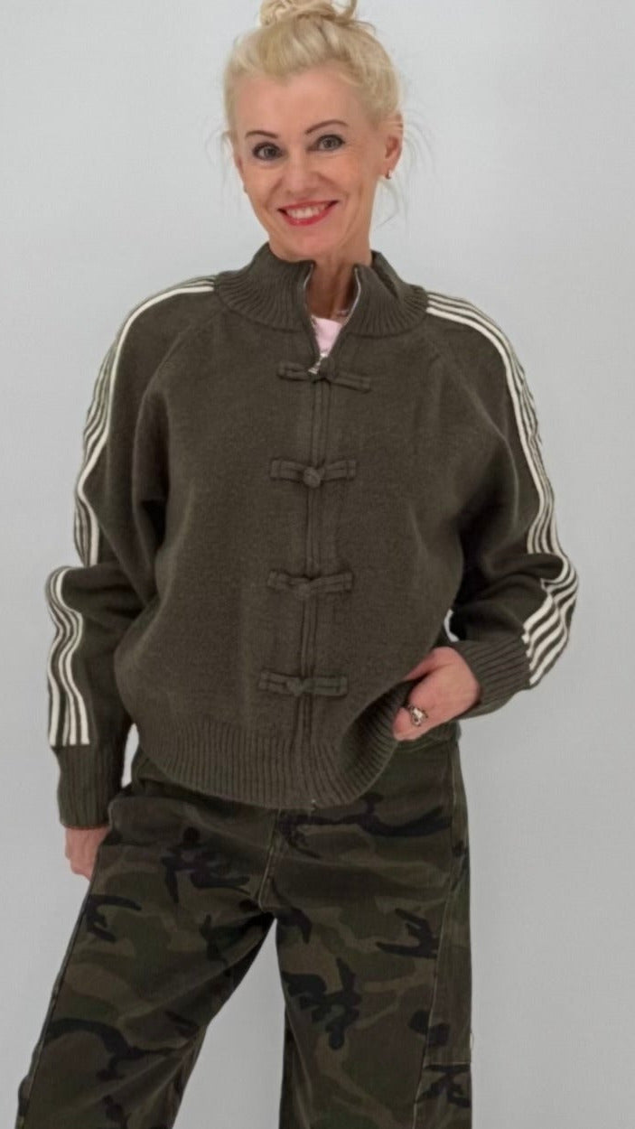 Strickjacke mit Reißverschluss und Knopfdetails mit Schlaufen
