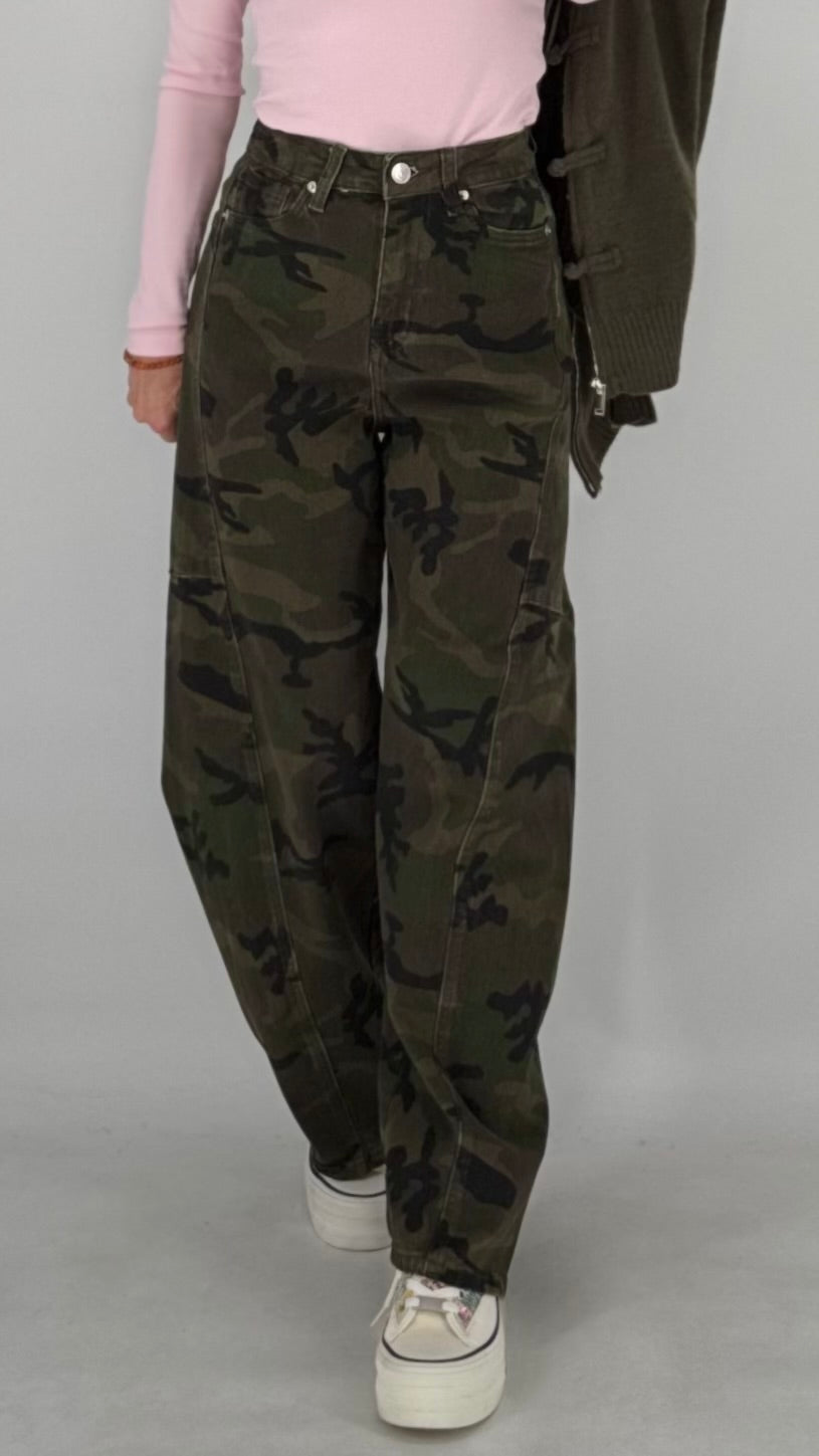 Camouflage Jeans im lässigen Wide-Leg-Schnitt