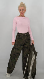 Camouflage Jeans im lässigen Wide-Leg-Schnitt