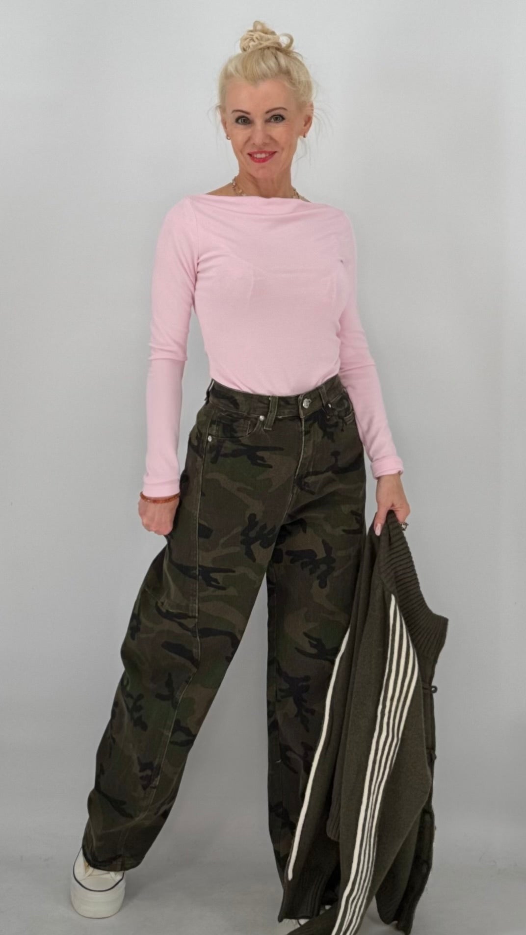 Camouflage Jeans im lässigen Wide-Leg-Schnitt
