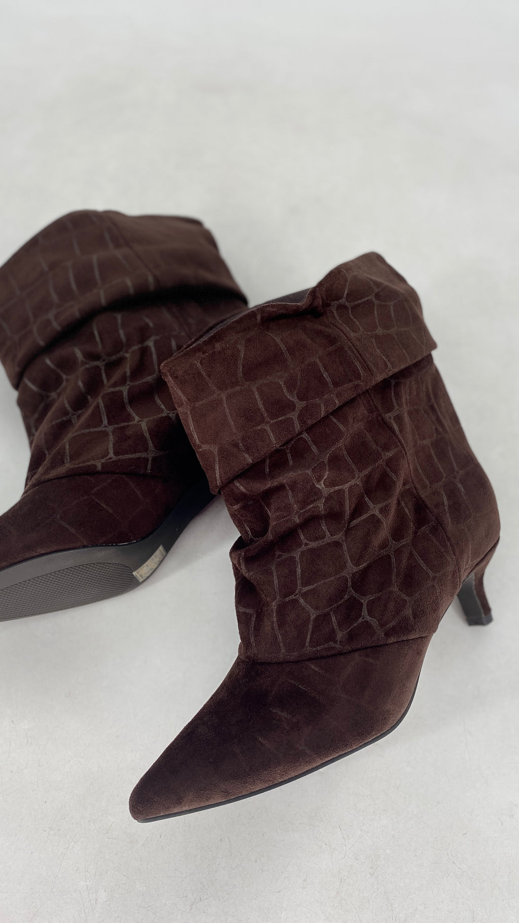 Elegante Suede-Stiefeletten im Rff-Look mit Krokoprägung in Dunkelbraun