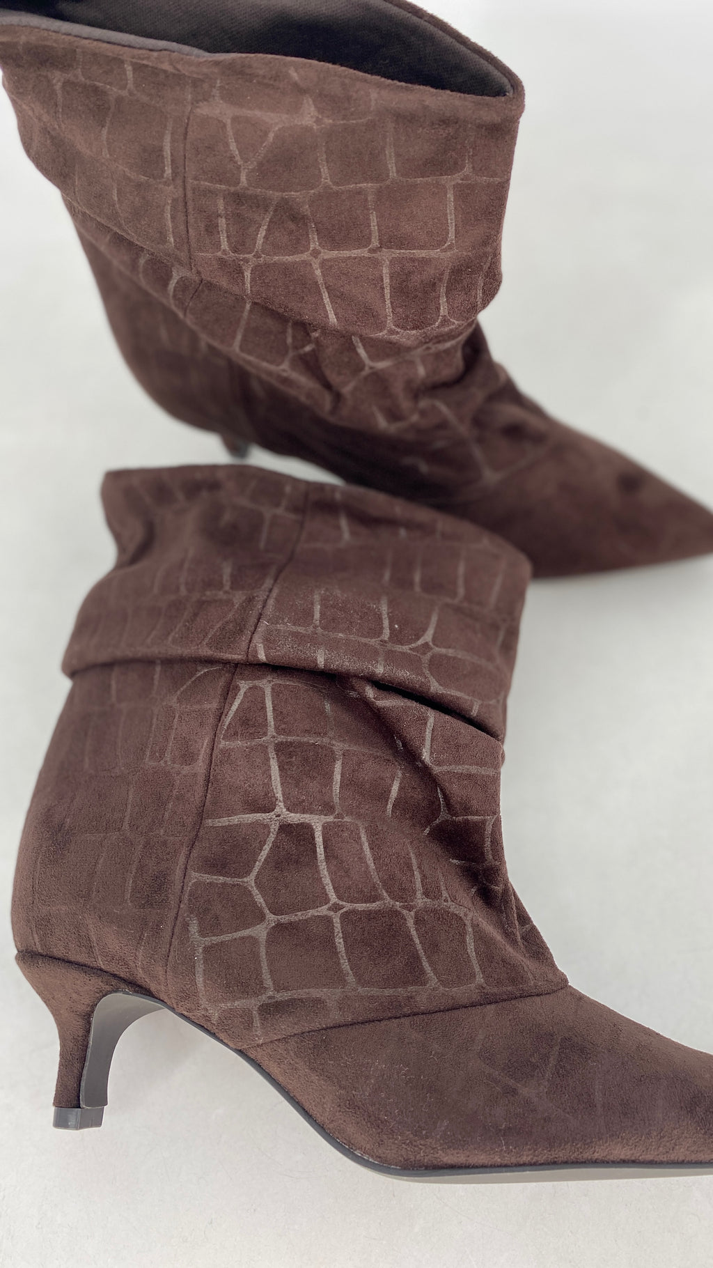Elegante Suede-Stiefeletten im Rff-Look mit Krokoprägung in Dunkelbraun