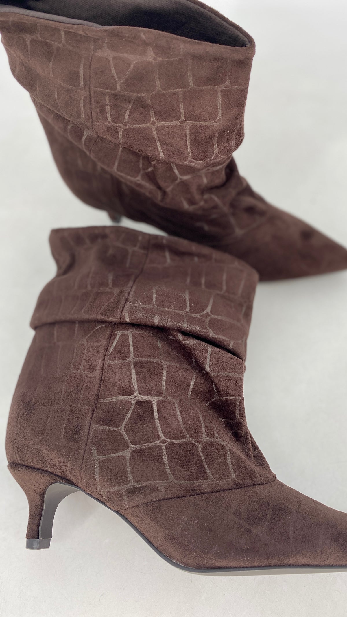 Elegante Suede-Stiefeletten im Rff-Look mit Krokoprägung in Dunkelbraun