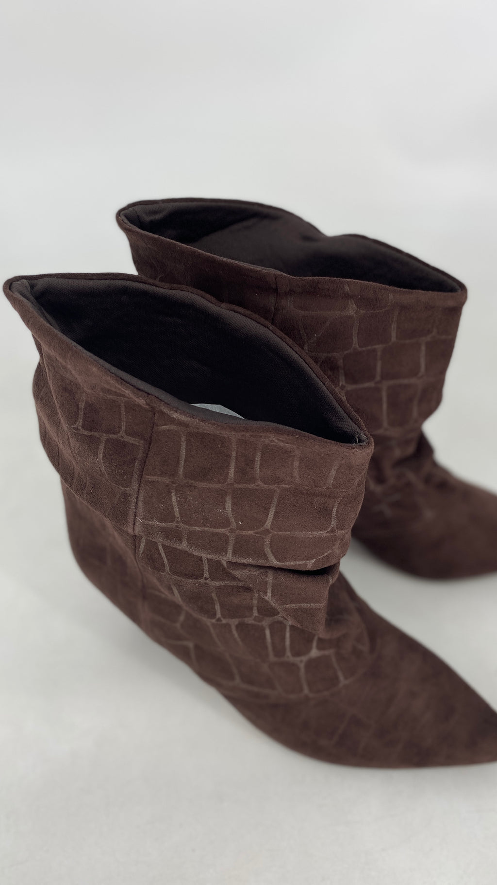 Elegante Suede-Stiefeletten im Rff-Look mit Krokoprägung in Dunkelbraun
