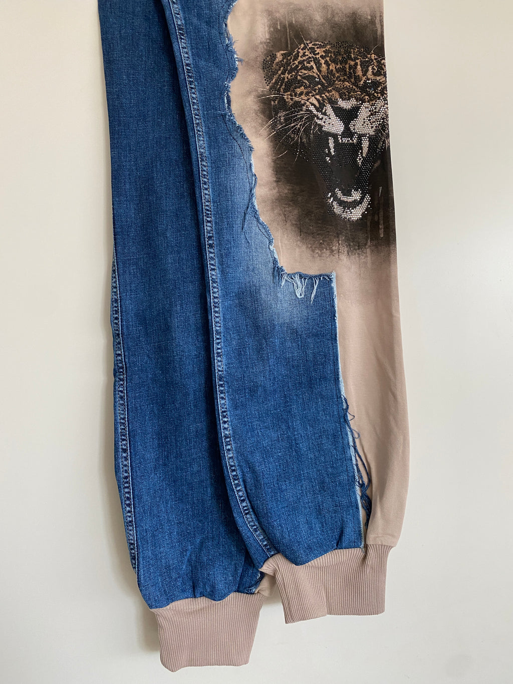 Limited Edition Patchwork-Jeans mit Tiger-Print & Kettendetail