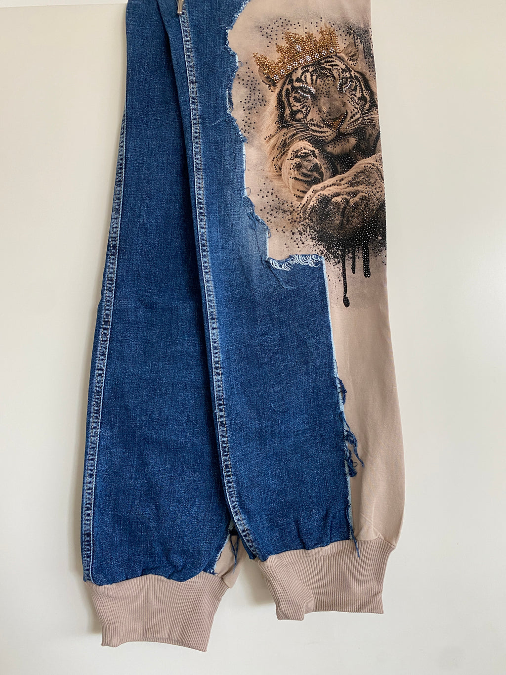 Limited Edition Patchwork-Jeans mit Löwe und Krone-Print & Kettendetai