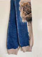 Limited Edition Patchwork-Jeans mit Löwe und Krone-Print & Kettendetai