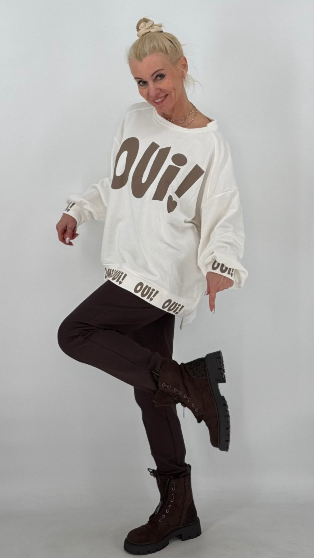 Oversize Sweatshirt „oui!“ – lässiger Statement-Look, in Beige und Weiß