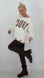 Oversize Sweatshirt „oui!“ – lässiger Statement-Look, in Beige und Weiß