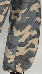 Camouflage-Hose in Grau-Grün und Blau-Beige