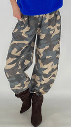 Camouflage-Hose in Grau-Grün und Blau-Beige