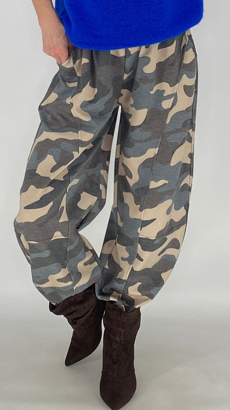 Camouflage-Hose in Grau-Grün und Blau-Beige