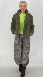 Camouflage-Hose in Grau-Grün und Blau-Beige