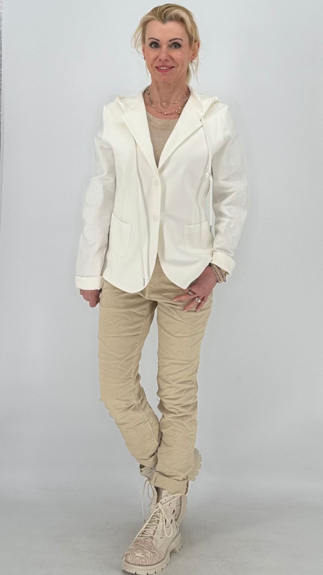 Blazer " Smily" mit Kapuze in Weiß, Schwarz, Beige - By Elena FashionBy Elena Fashion