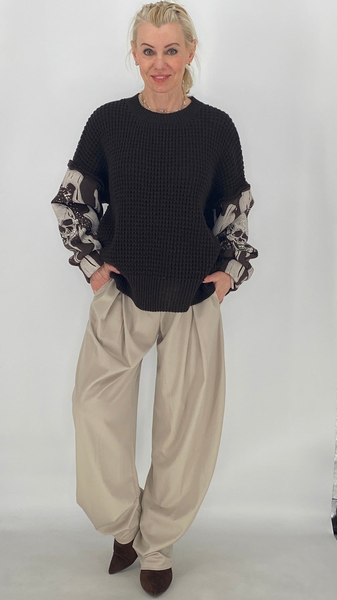 Grobstrick-Pullover mit Totenkopf-Motiv & Strass an den Ärmeln – Braun