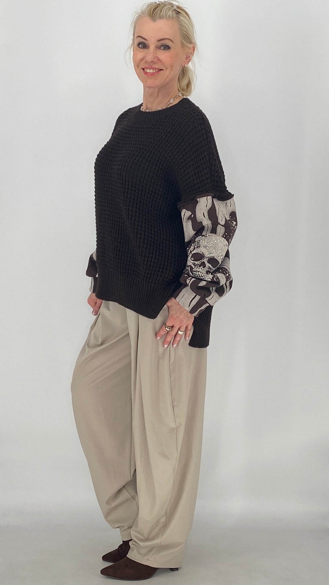 Grobstrick-Pullover mit Totenkopf-Motiv & Strass an den Ärmeln – Braun