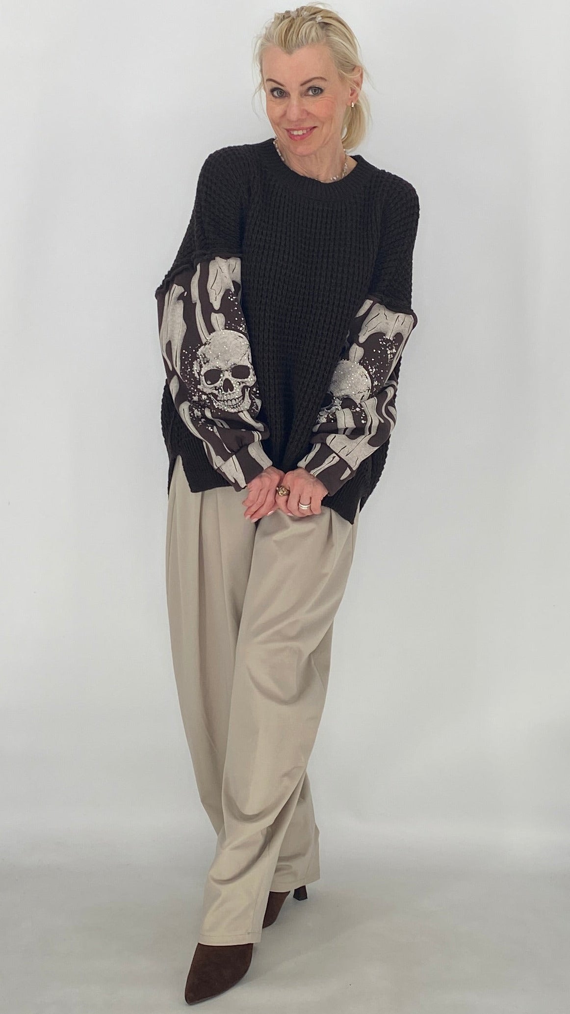 Grobstrick-Pullover mit Totenkopf-Motiv & Strass an den Ärmeln – Braun