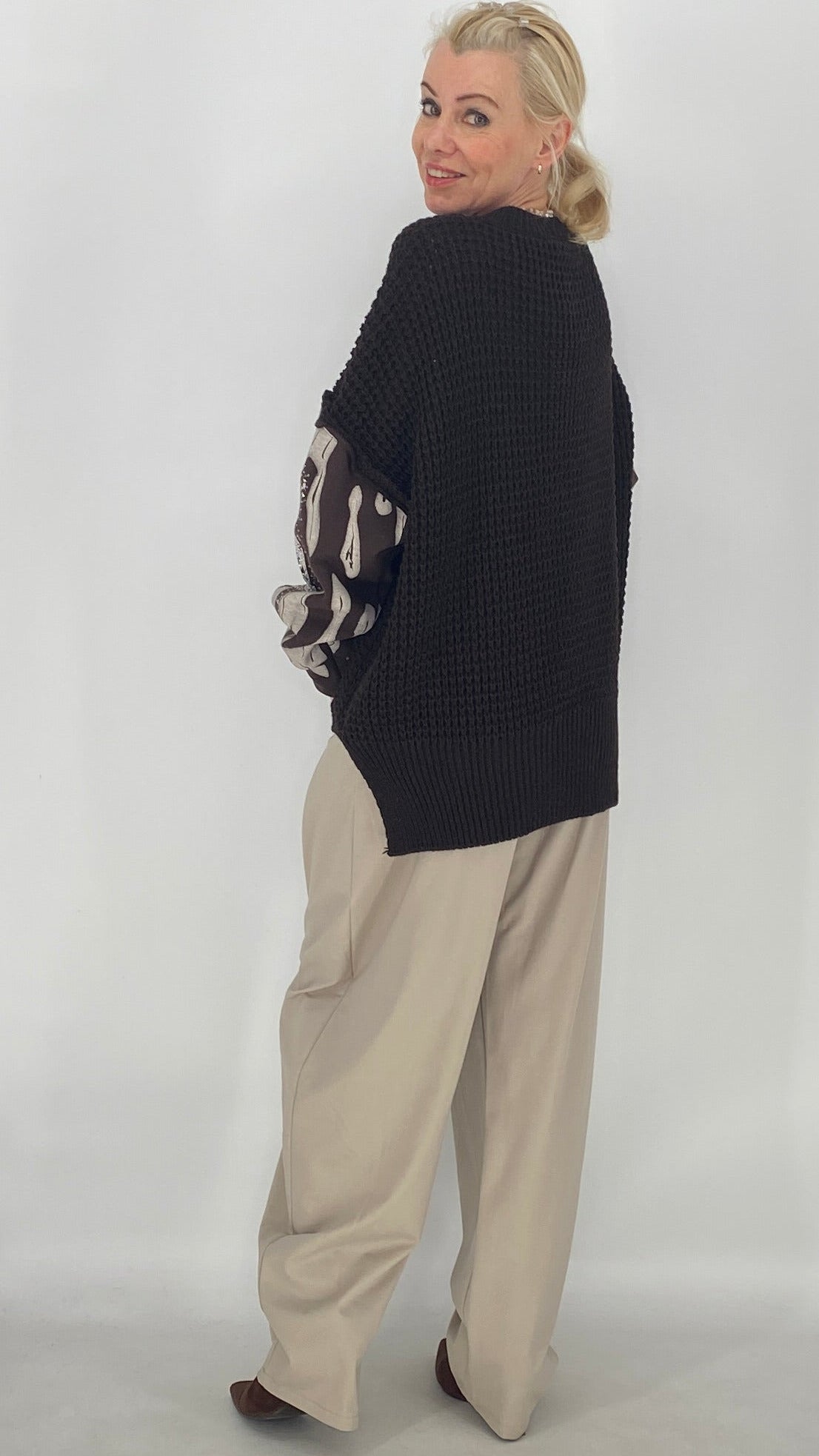 Grobstrick-Pullover mit Totenkopf-Motiv & Strass an den Ärmeln – Braun