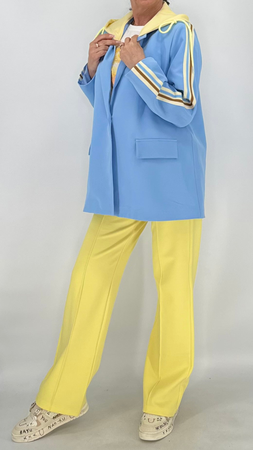 Blazer mit sportivem Hoodie-Detail in Blau, Rosa, Gelb