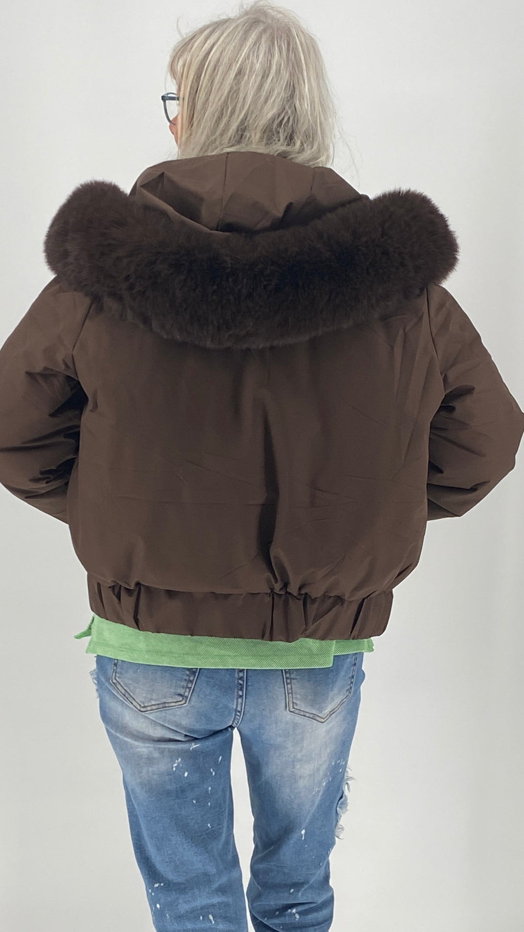 Kurze Bomberjacke mit abnehmbarem Faux-Fur-Besatz an Kapuze & Ärmeln – Braun