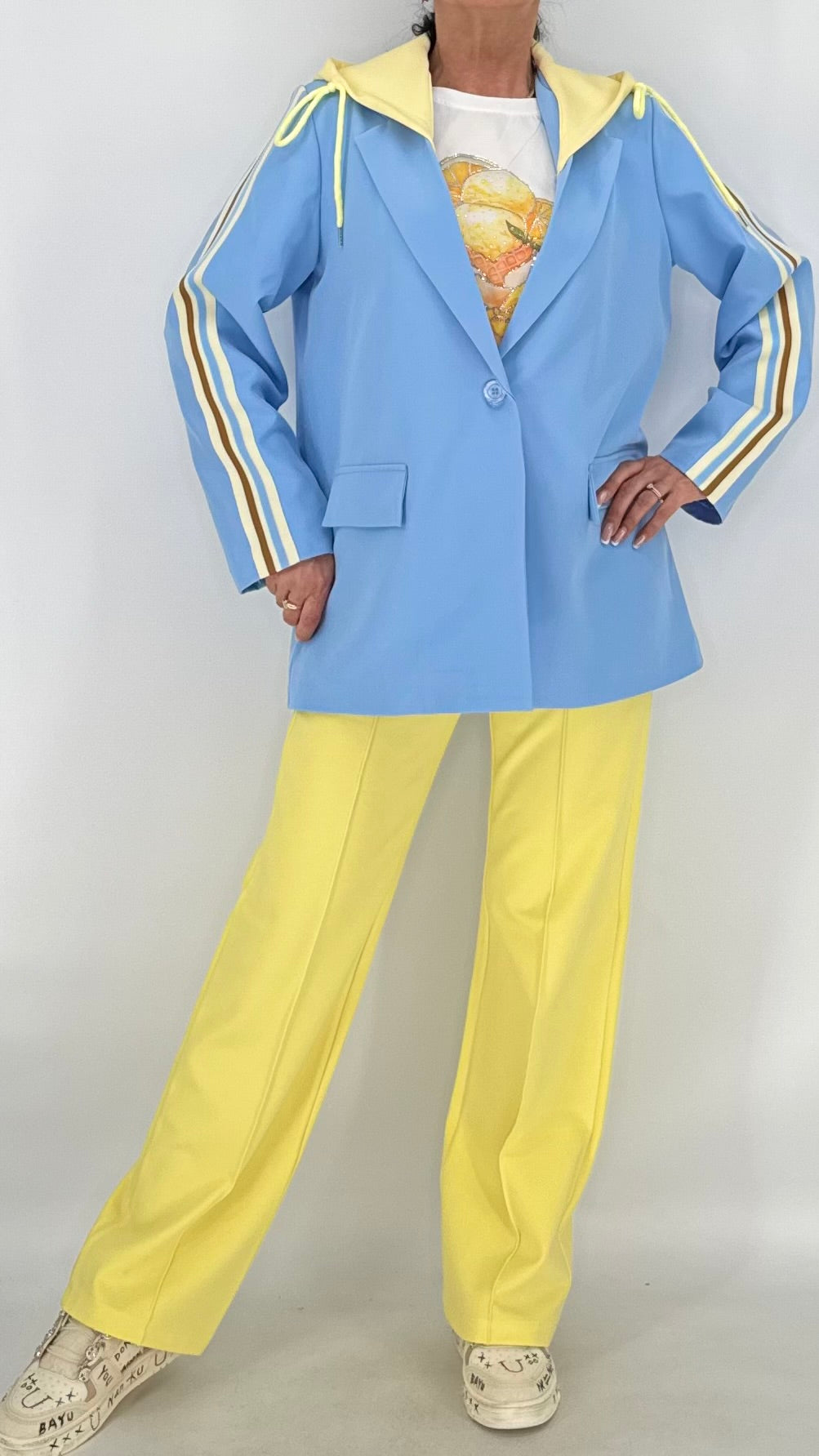 Blazer mit sportivem Hoodie-Detail in Blau, Rosa, Gelb