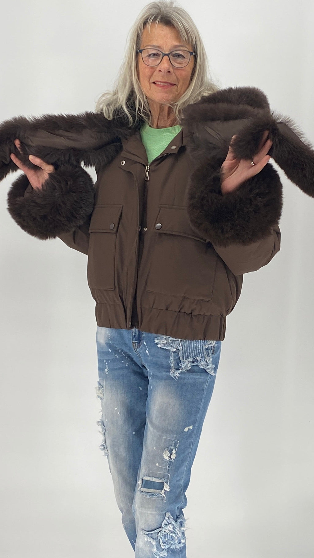Kurze Bomberjacke mit abnehmbarem Faux-Fur-Besatz an Kapuze & Ärmeln – Braun