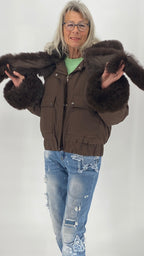 Kurze Bomberjacke mit abnehmbarem Faux-Fur-Besatz an Kapuze & Ärmeln – Braun