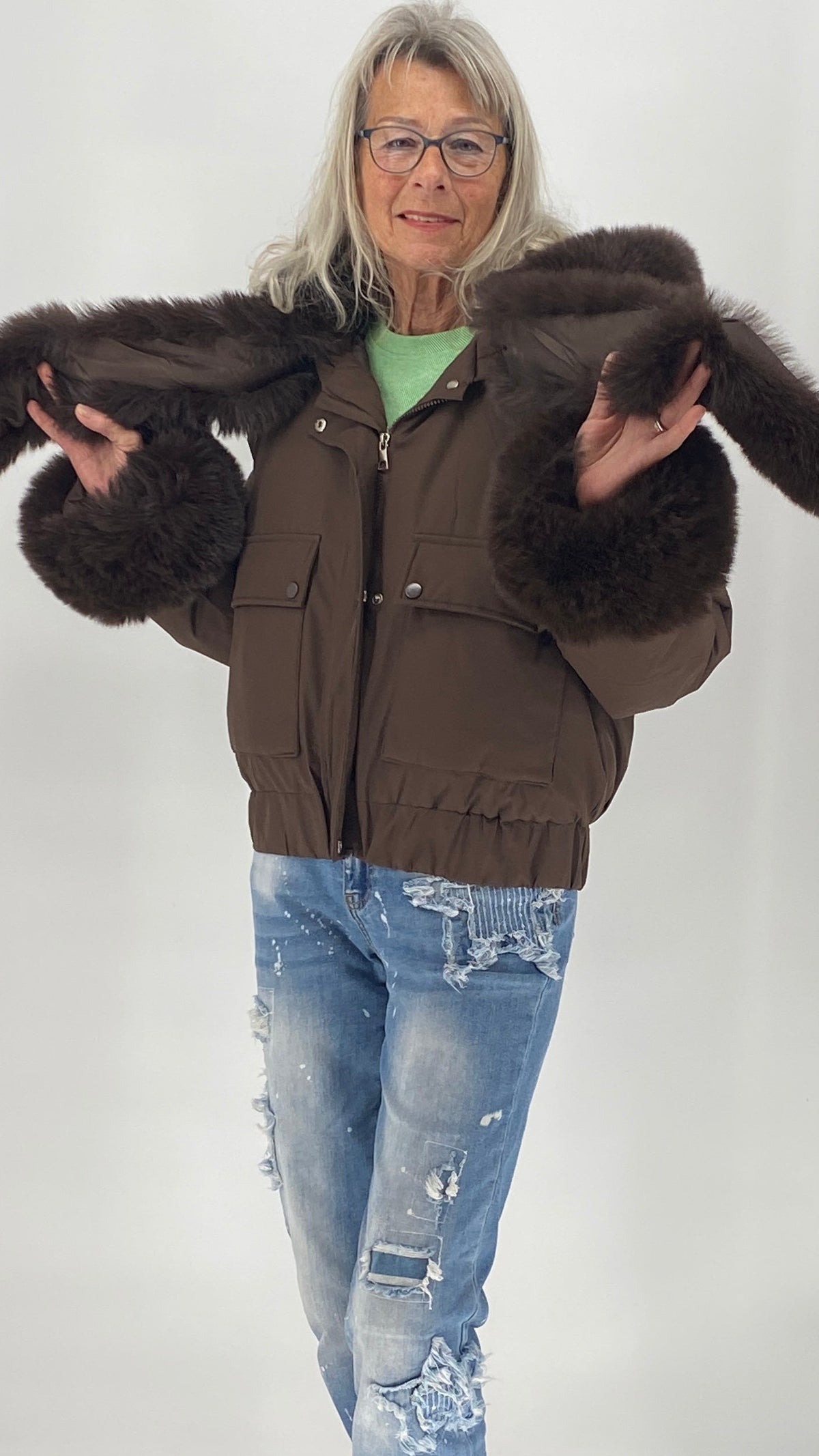 Kurze Bomberjacke mit abnehmbarem Faux-Fur-Besatz an Kapuze & Ärmeln – Braun