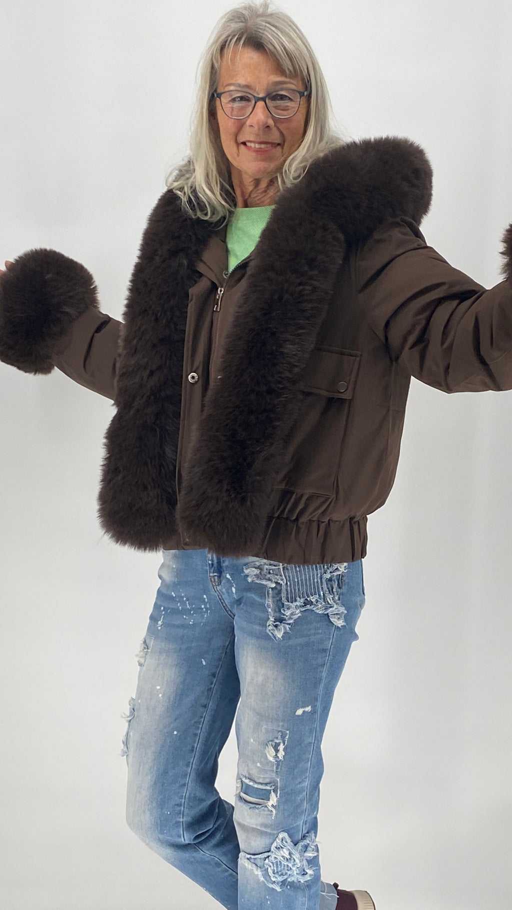 Kurze Bomberjacke mit abnehmbarem Faux-Fur-Besatz an Kapuze & Ärmeln – Braun