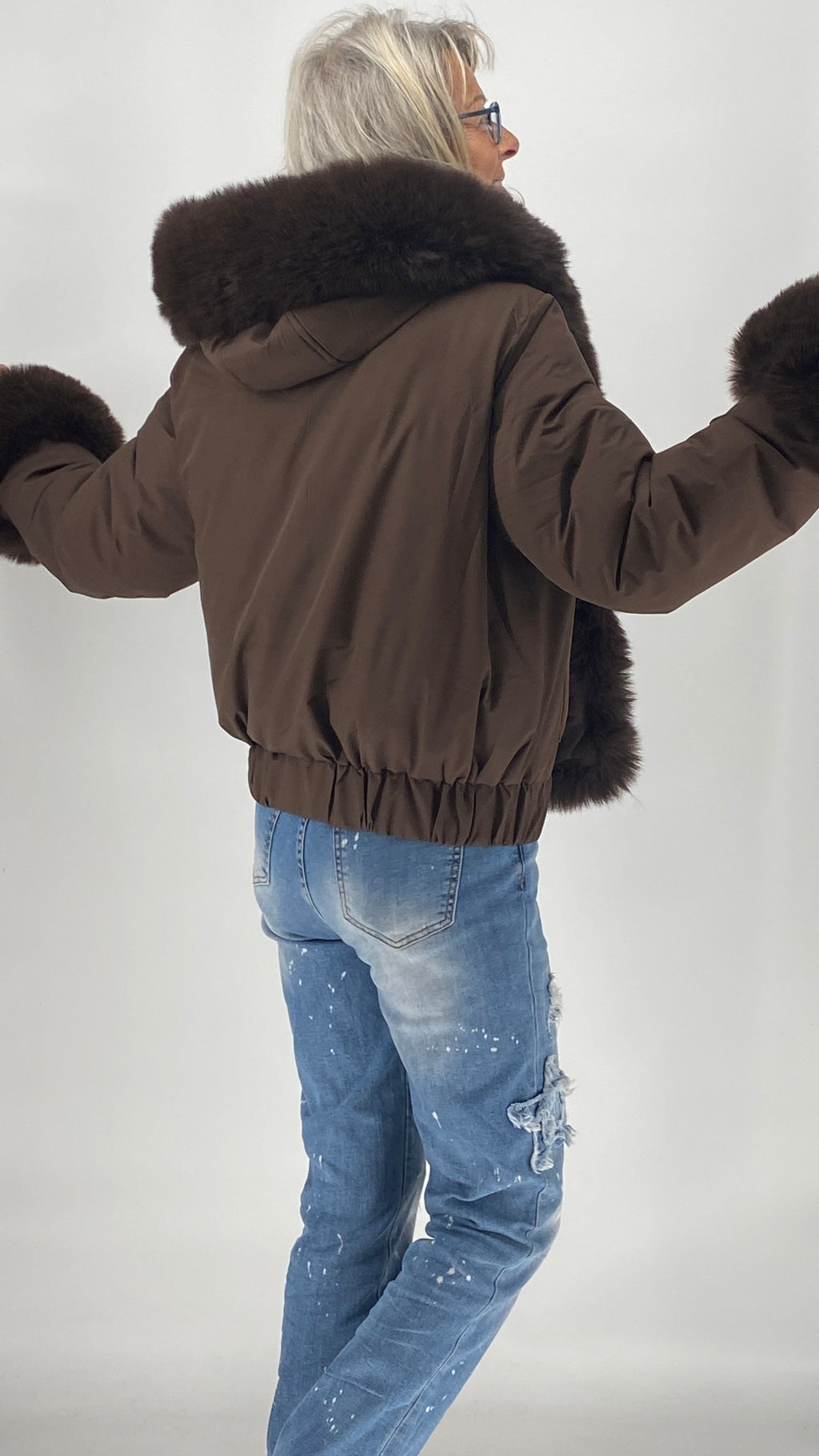 Kurze Bomberjacke mit abnehmbarem Faux-Fur-Besatz an Kapuze & Ärmeln – Braun