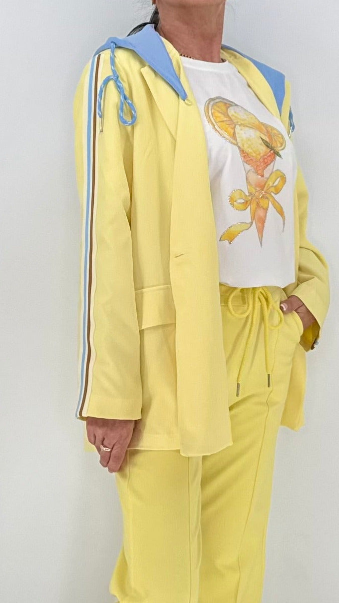 Blazer mit sportivem Hoodie-Detail in Blau, Rosa, Gelb