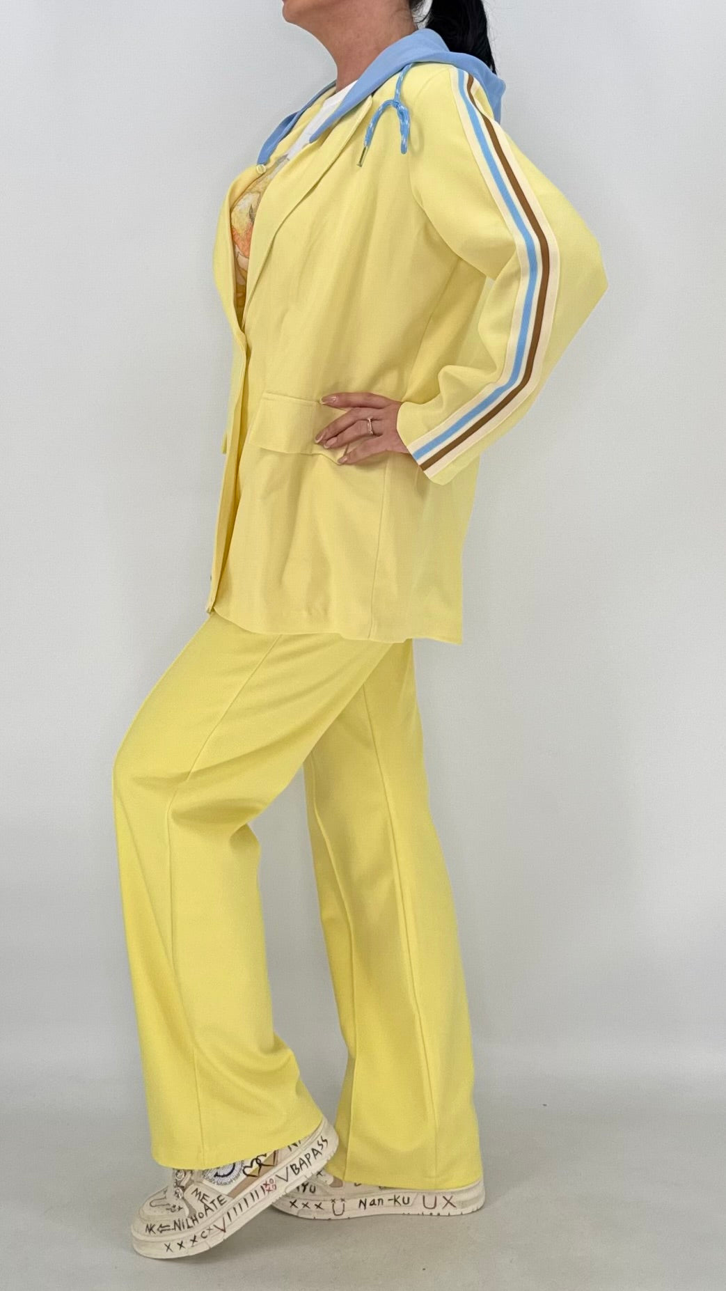 Blazer mit sportivem Hoodie-Detail in Blau, Rosa, Gelb