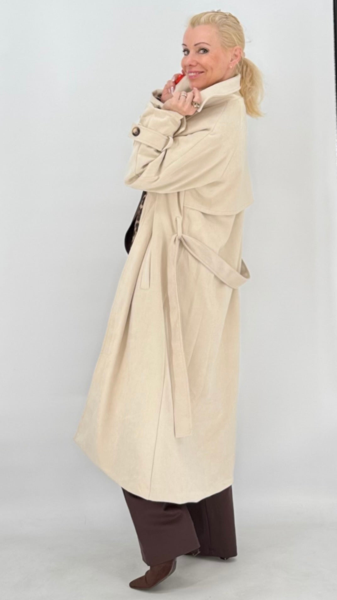 Eleganter Trenchcoat-Mantel in Beige mit Leo-Innenfutter