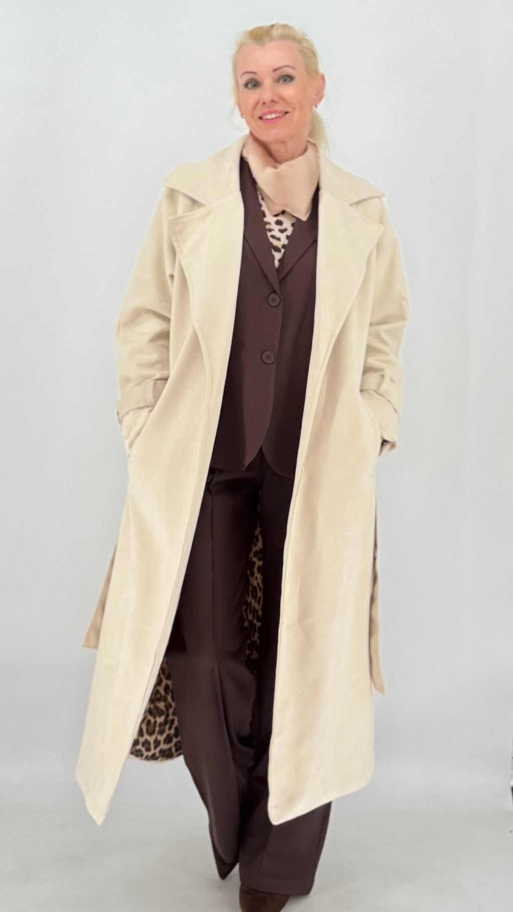 Eleganter Trenchcoat-Mantel in Beige mit Leo-Innenfutter