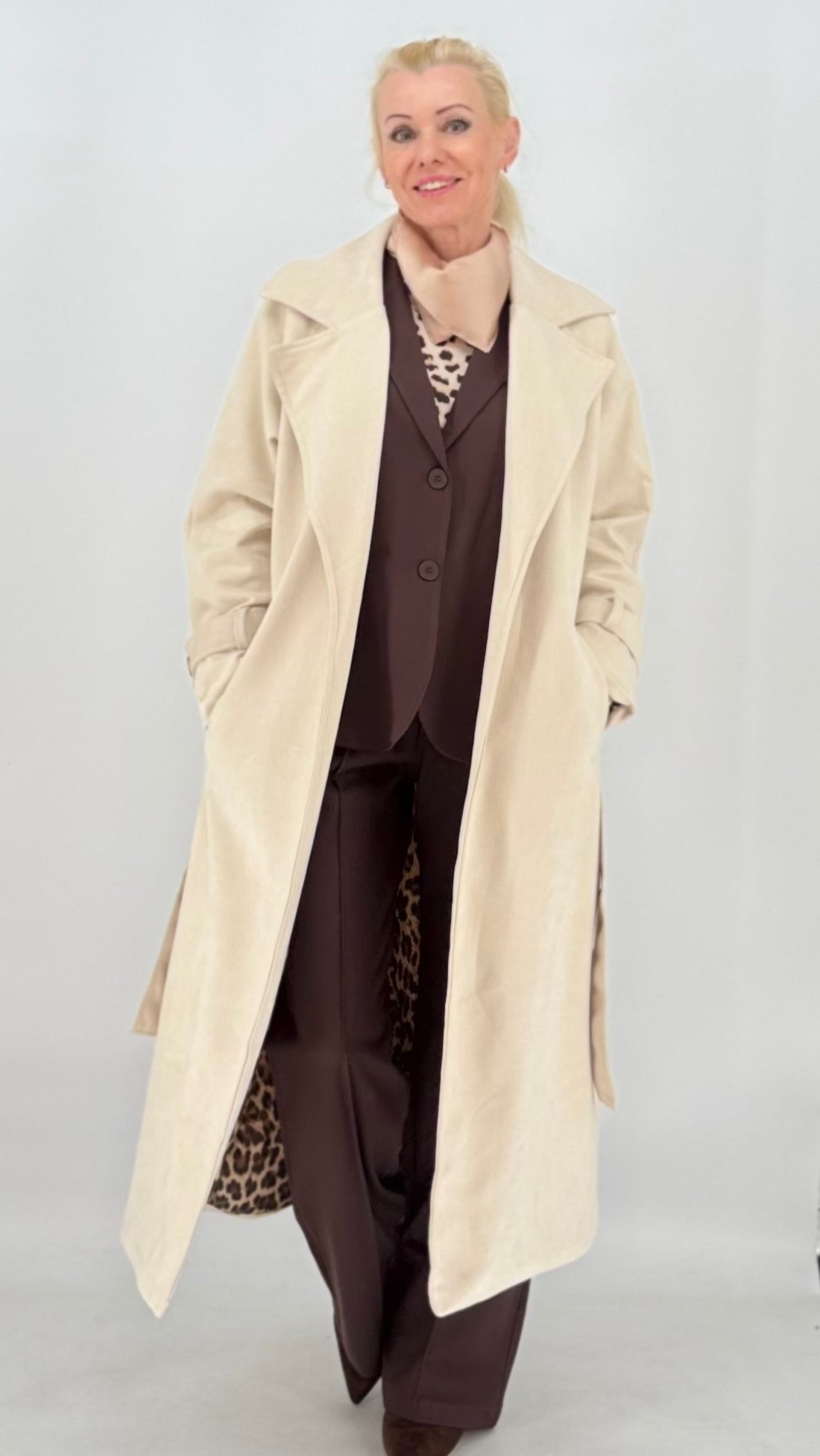 Eleganter Trenchcoat-Mantel in Beige mit Leo-Innenfutter