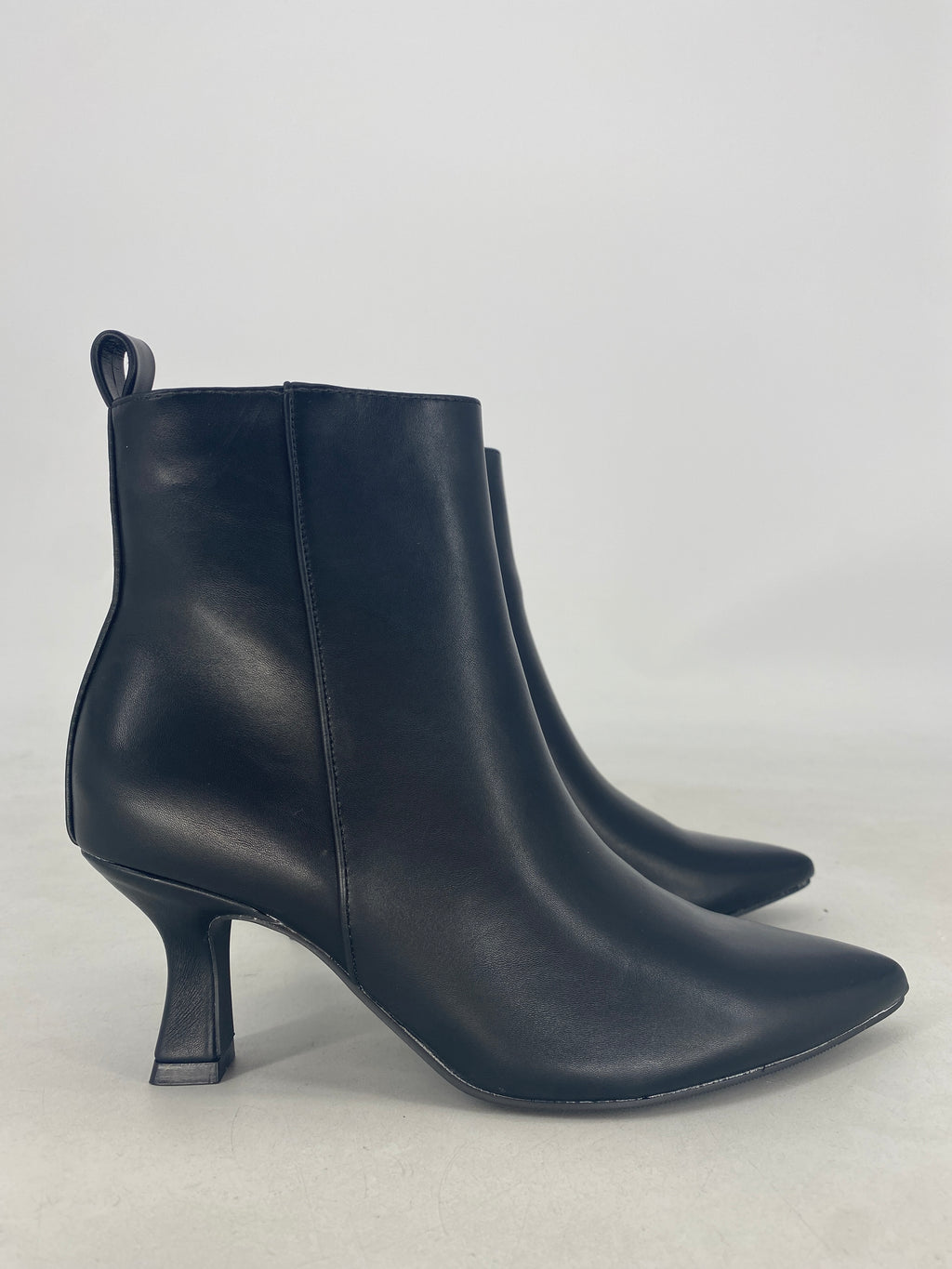 Elegante Stiefeletten mit Pfennigabsatz in Schwarz