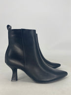 Elegante Stiefeletten mit Pfennigabsatz in Schwarz